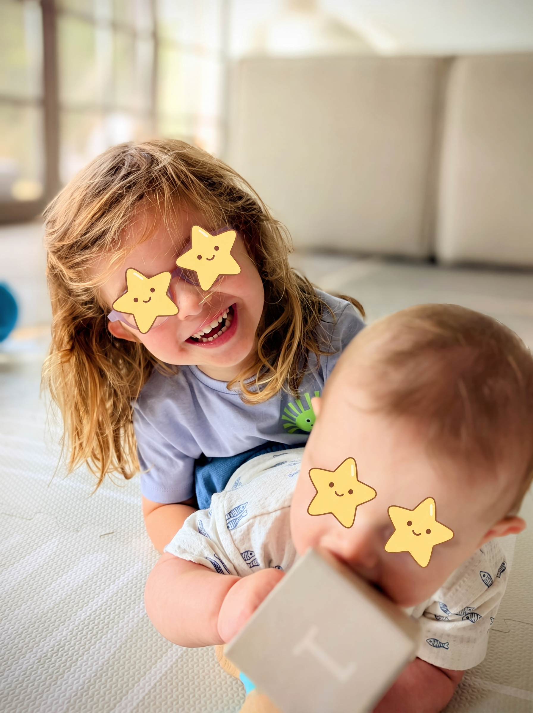 Amélie en Luca spelen samen op de vloer